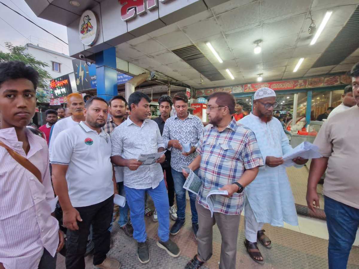 বীরগঞ্জে গ্যাস-বিদ্যুৎ সমস্যা সমাধানে সরকারের পদক্ষেপের লিফলেট বিতরণ