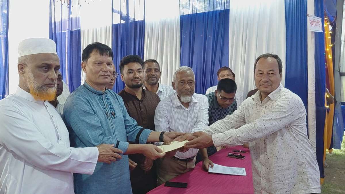 পঞ্চগড়ের আটোয়ারীতে পূজা মণ্ডপ পরিদর্শন ও উপহার তুলে দিলেন জেলা পরিষদ প্রশাসক