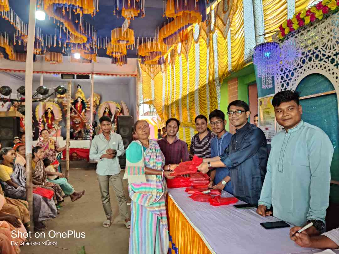 খানসামায় বয়োবৃদ্ধ ও বিধবাদের মাঝে বস্ত্র বিতরণ করলেন ডা. জয়