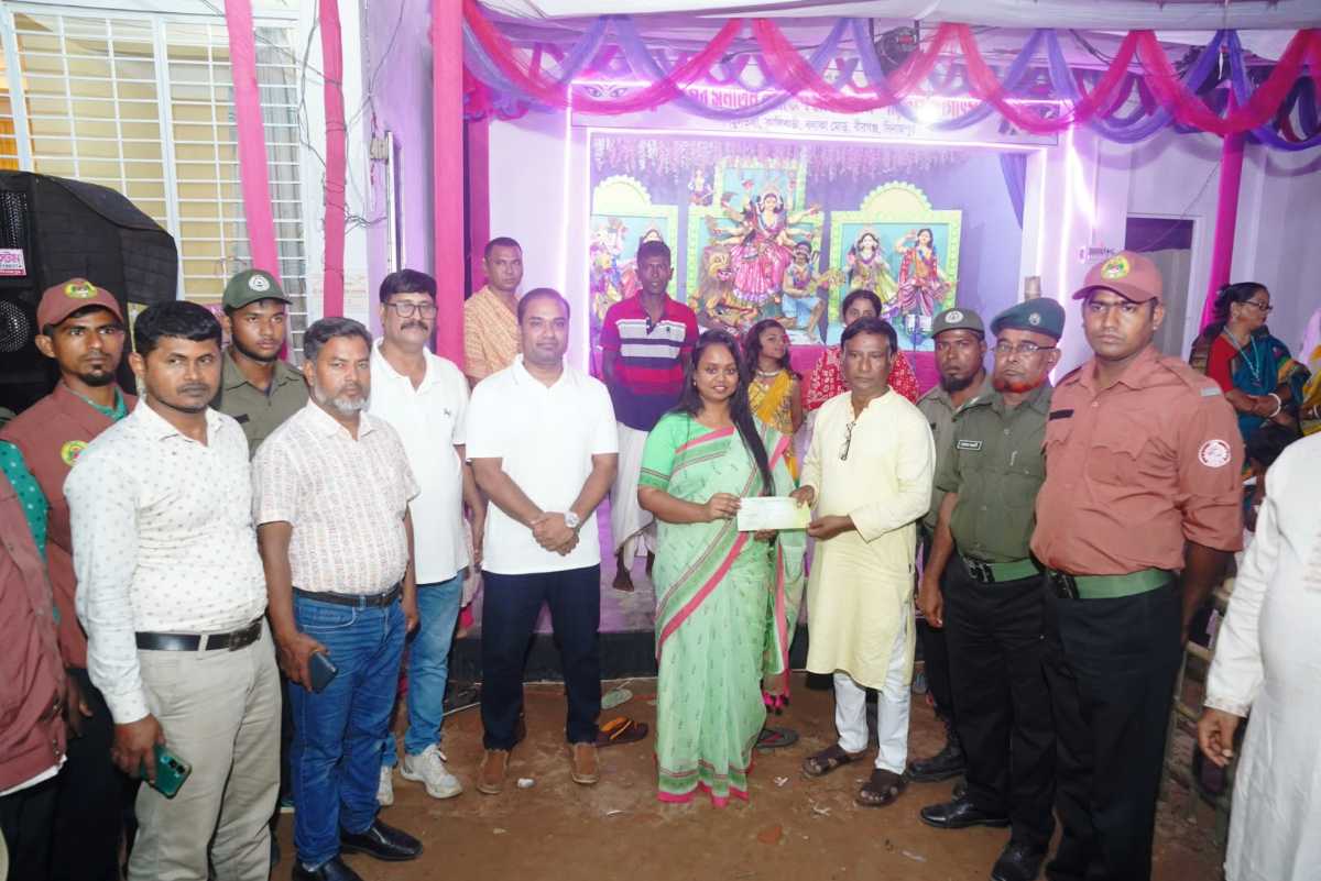বীরগঞ্জে মহাষ্টমীতে ৯টি দুর্গাপূজামণ্ডপ পরিদর্শন করলেন ইউএনও সুমা খাতুন