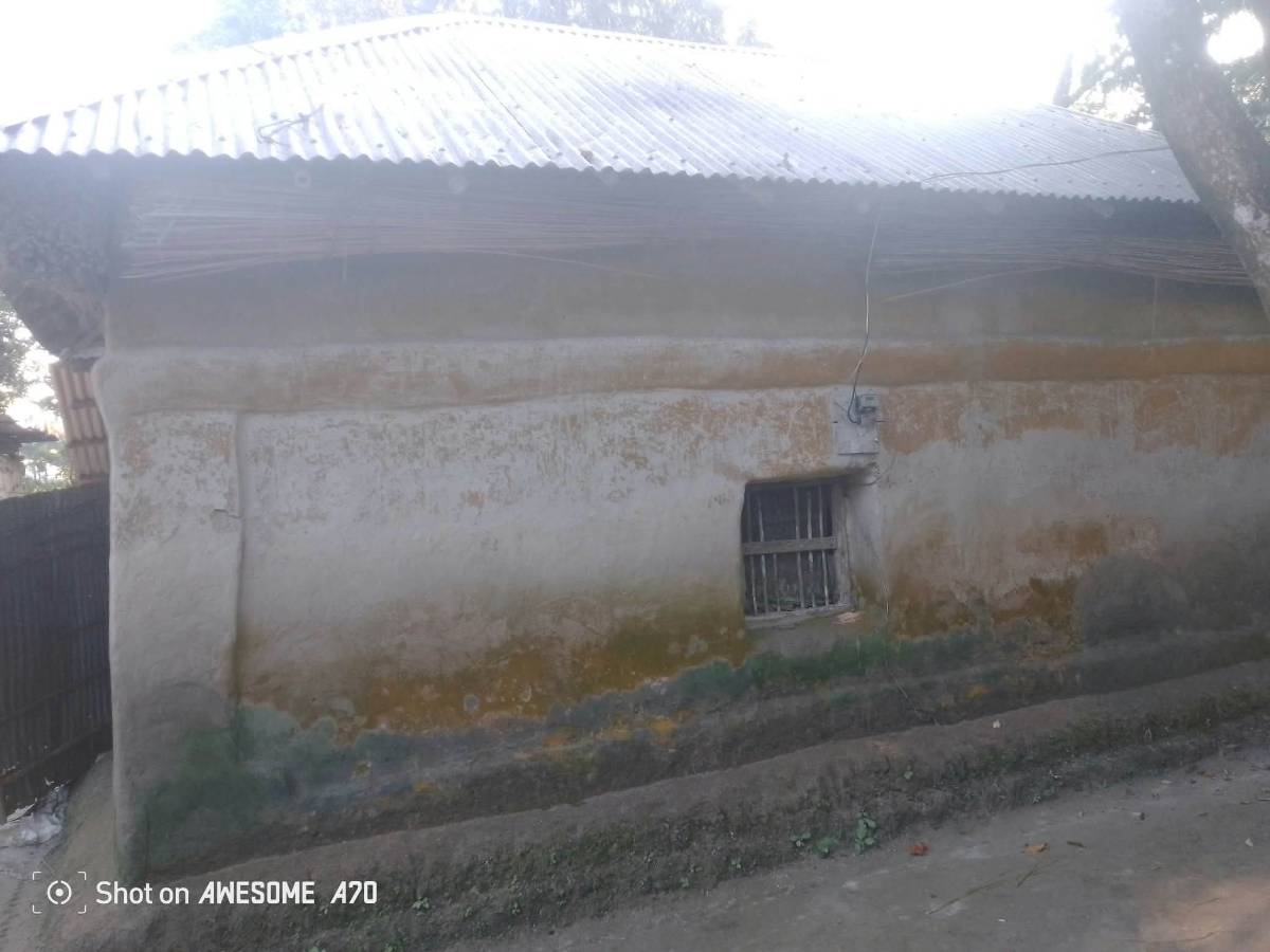গ্রামাঞ্চল হতে হারিয়ে যাচ্ছে মাটির বাড়ি