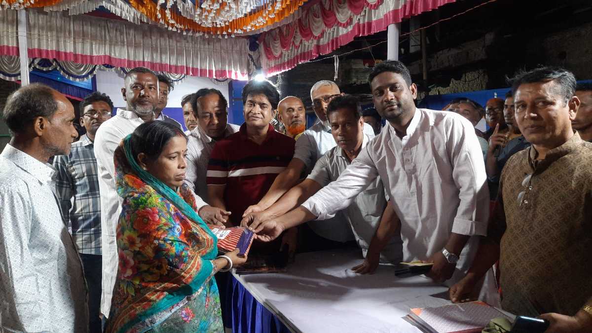 হিলির সীমান্তবর্তী পূজা মন্ডপ গুলোতে মন্ত্রীর উপহার তুলে দেন বিএনপির নেতাকর্মীরা।