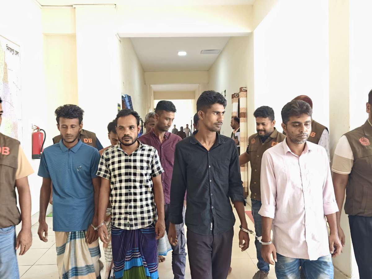 দিনাজপুরে কুরিয়ার ভ্যানসহ ৪ গাড়িতে ডাকাতি, ডিবির অভিযানে গ্রেপ্তার ৮