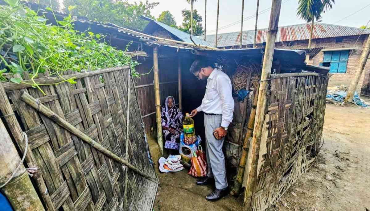 পঞ্চগড়ে বৃদ্ধ জোবেদার পাশে দাঁড়ালেন সমাজকর্মী আহসান