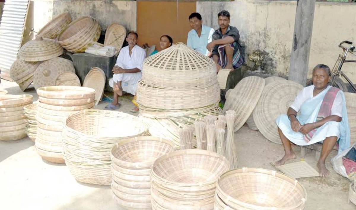 কাহারোলে বাঁশ শিল্পের বাজার ধস
