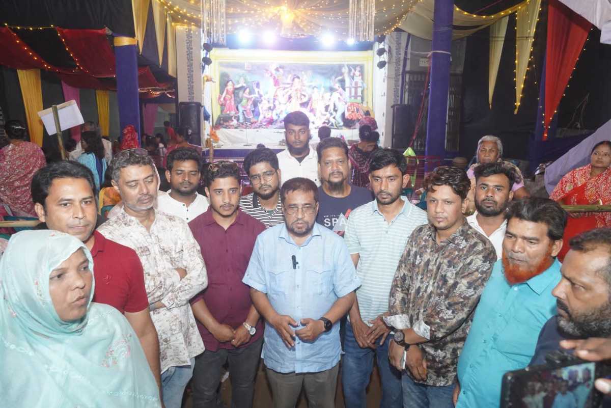 বীরগঞ্জে পায়ে হেঁটে  হেঁটে পূজামণ্ডপ পরিদর্শন করলেন পৌর বিএনপি সভাপতি আমিরুল বাহার