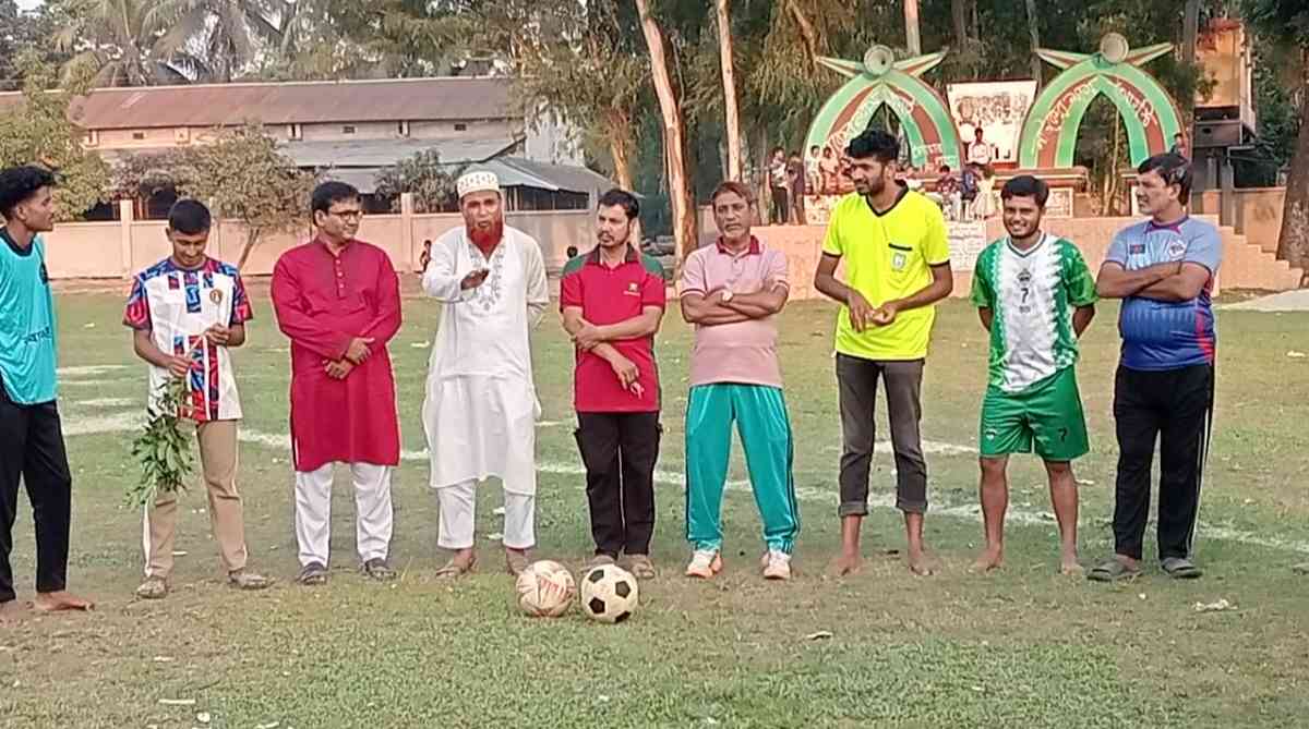 নবাবগঞ্জ সরকারি পাইলট উচ্চ বিদ্যালয়ের এসএসসি ২০২০ ও ২০২২ ব্যাচের প্রীতি ফুটবল ম্যাচ