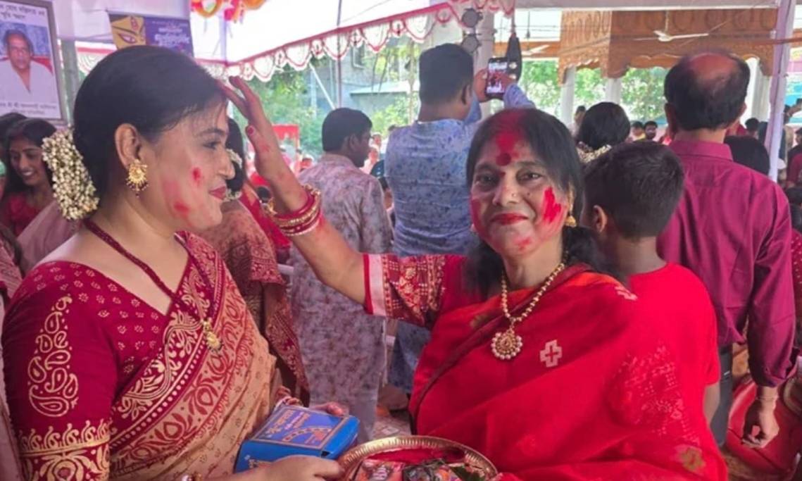 নীলফামারীতে সিঁদুর খেলায় সমাপ্ত দুর্গোৎসব