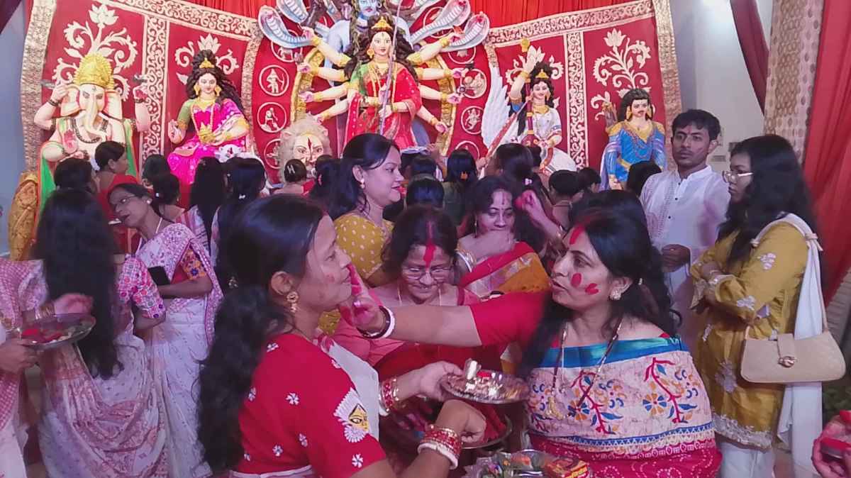 দিনাজপুরে সিঁদুর খেলায় মেতে উঠলেন সনাতন ধর্মাবলম্বী নারীরা