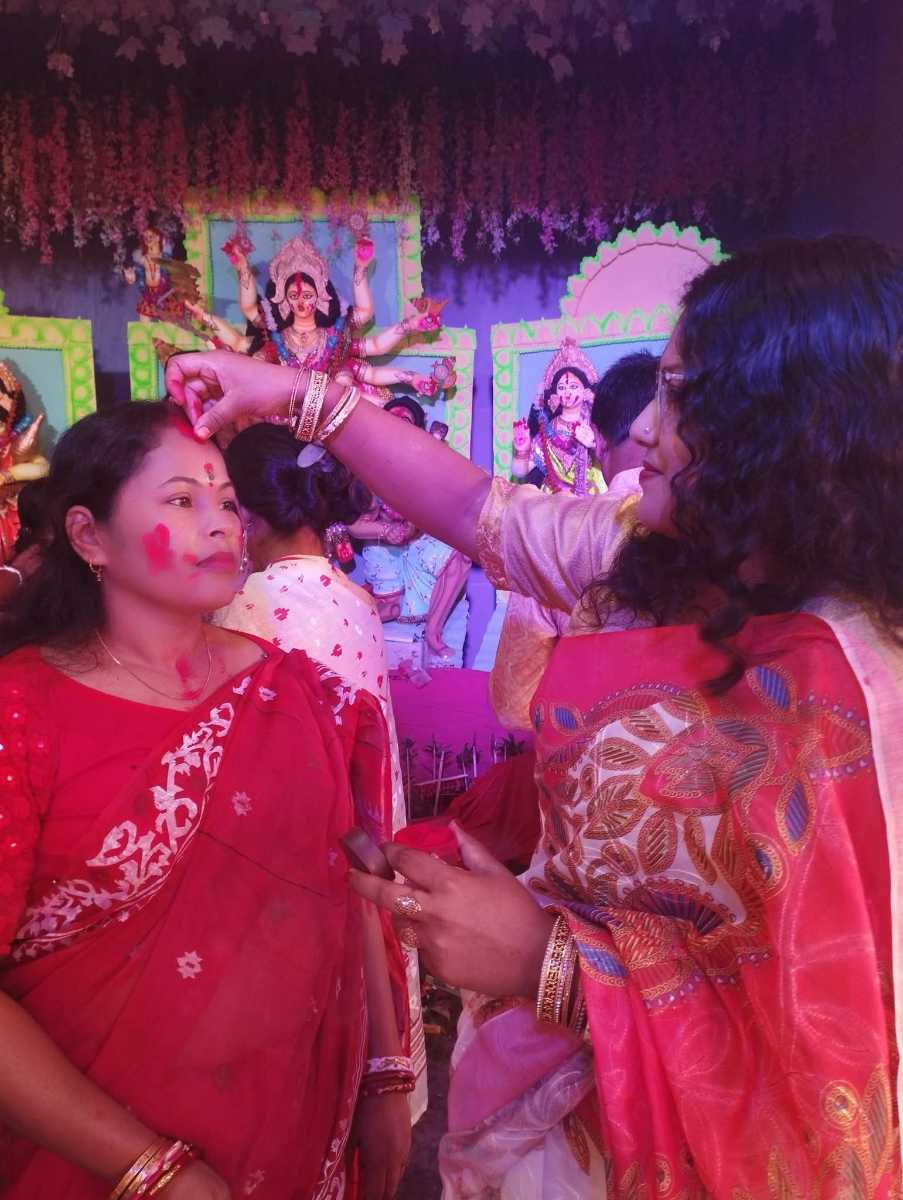 বীরগঞ্জে প্রতিমা বিসর্জনের মধ্যদিয়ে দুর্গাপূজার সমাপ্তি  মণ্ডপে মণ্ডপে বিদায়ের সুর 
