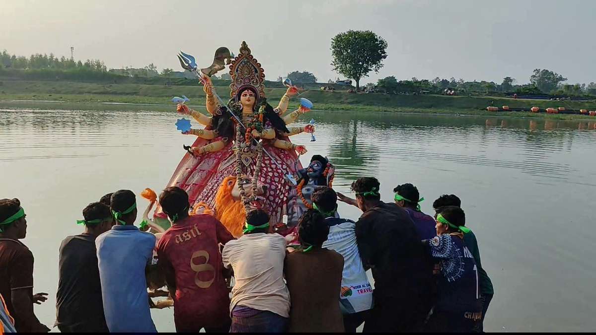 দিনাজপুরে প্রতিমা বিসর্জনের মধ্য দিয়ে শেষ হলো শারদীয় দুর্গোৎসব