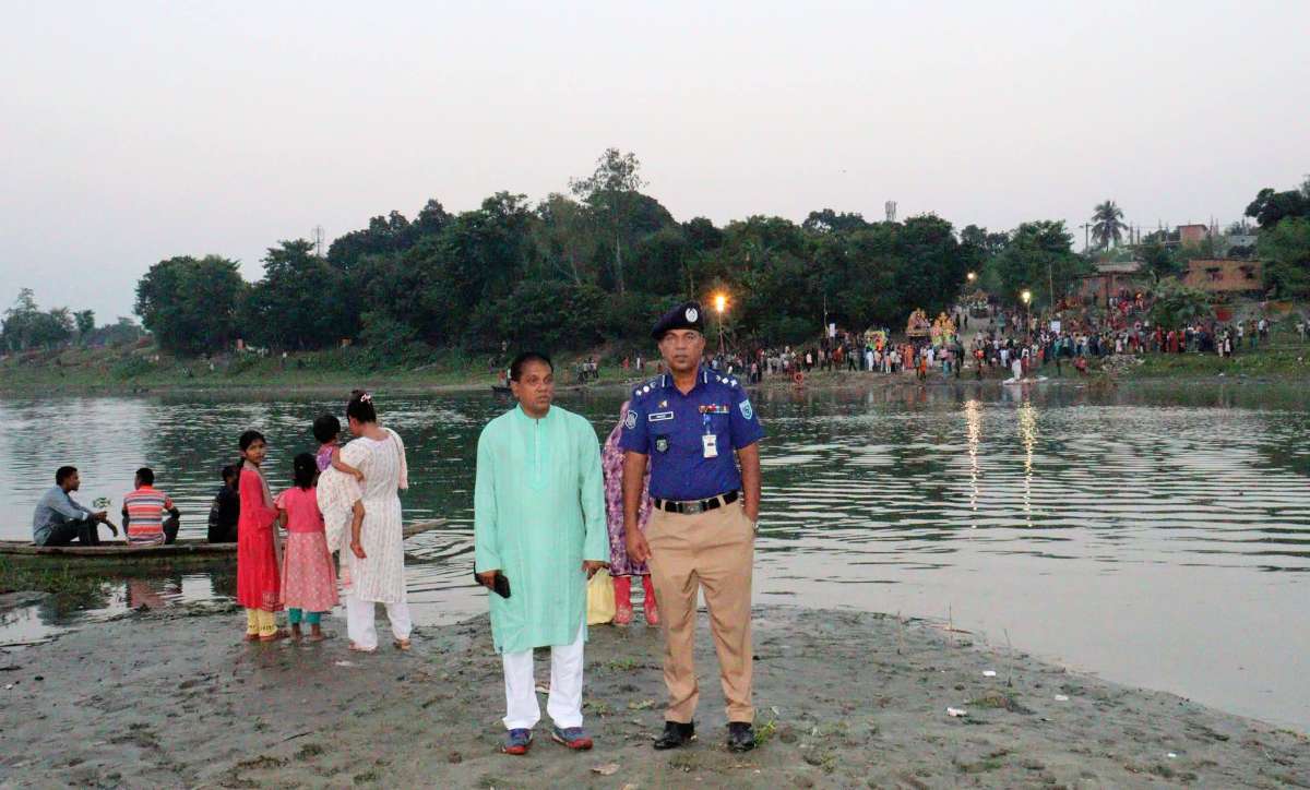 প্রতিমা বিসর্জন উপলক্ষে নিরাপত্তা কার্যক্রম তদারকি করেন জেলা প্রশাসক ও পুলিশ সুপার