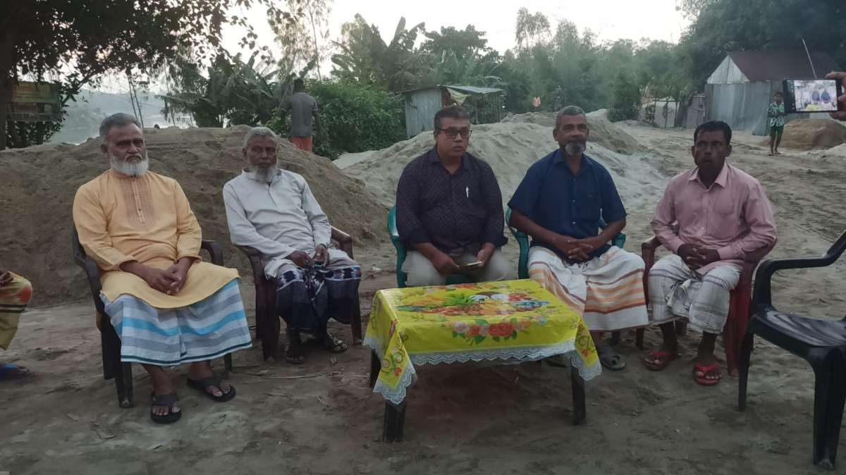 গাছ কাটার অভিযোগ ‘মিথ্যা’, গ্রামবাসীসহ সাংবাদিকদের সামনে প্রতিবাদ জানালেন তাঁতী দল নেতা