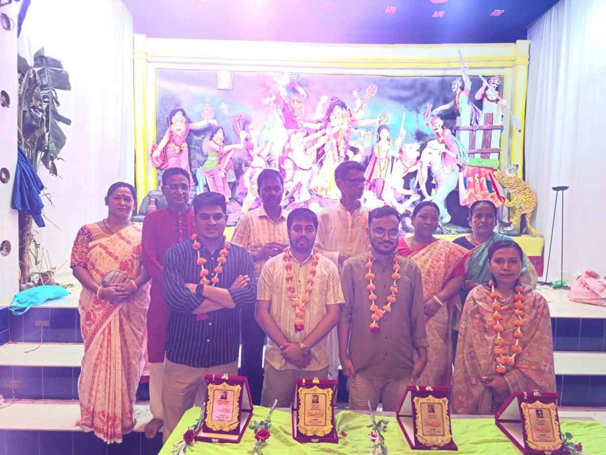 বীরগঞ্জের নতুনপাড়া পূজা উদযাপন কমিটির উদ্যোগে চার কৃতী ব্যক্তিকে সম্মাননা