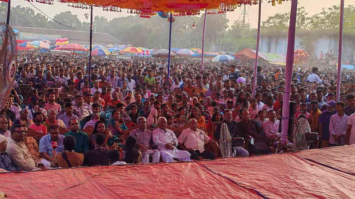 বউ মেলা’ নয়, নিজস্ব সংস্কৃতি ও সম্প্রীতির বন্ধনে আদিবাসীদের মিলনমেলা