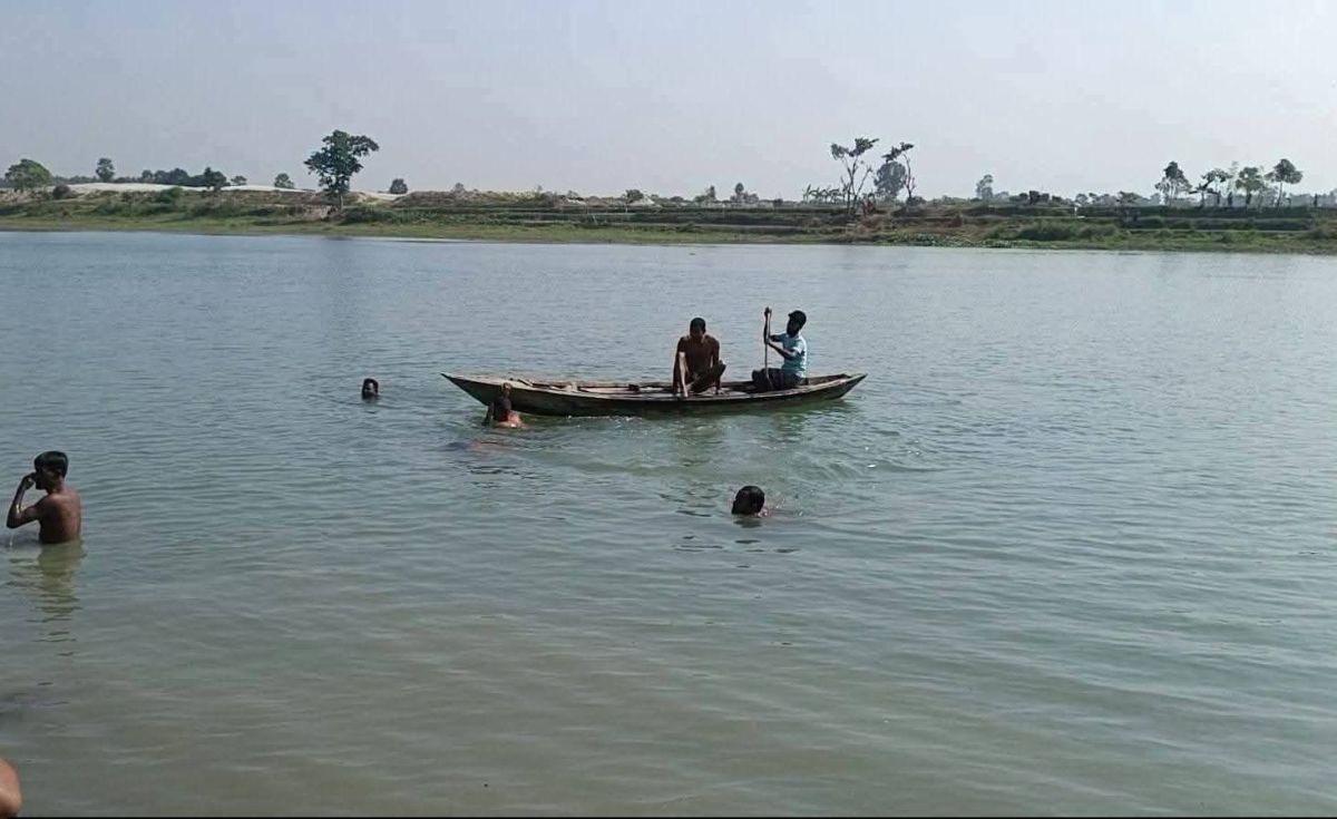 দিনাজপুরে পূর্ণভবা নদীতে নৌকা থেকে পড়ে নিখোঁজের ৩ ঘণ্টা পর মিলল আফজালের মরদেহ।