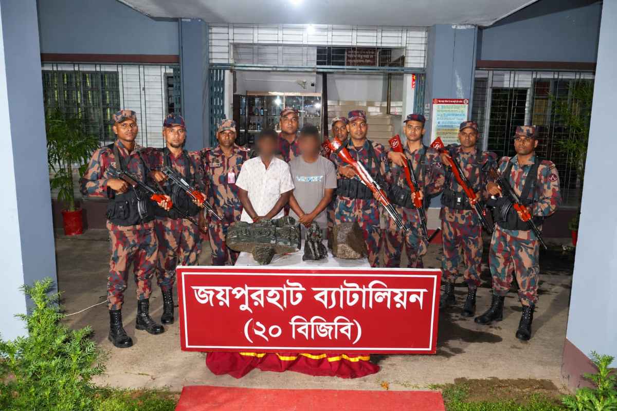 পাঁচবিবিতে ৮৯ কেজি কষ্টিপাথরের প্রত্ননিদর্শন উদ্ধার, আটক ২