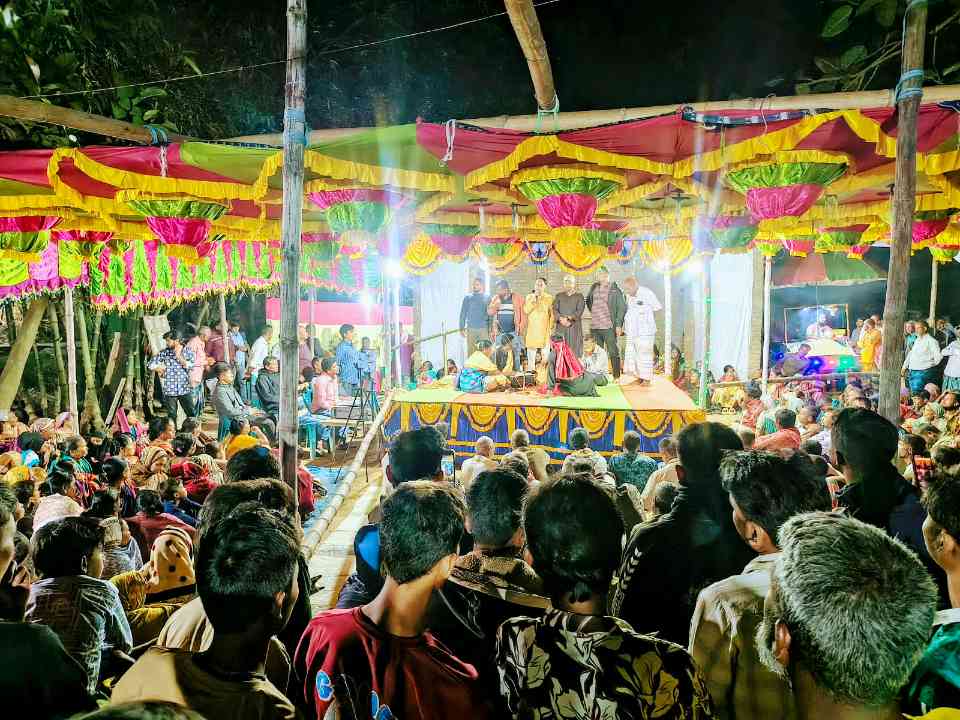 বীরগঞ্জে জমজমাট আয়োজনে গ্রামবাংলার ঐতিহ্যবাহী কবিগান, উদ্বোধন করলেন বিএনপি নেতা রিজু