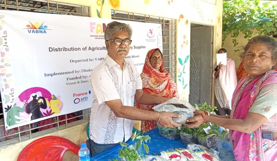 বিরলে শুকর ও সবজি চারা এবং উপকরণ বিতরণ