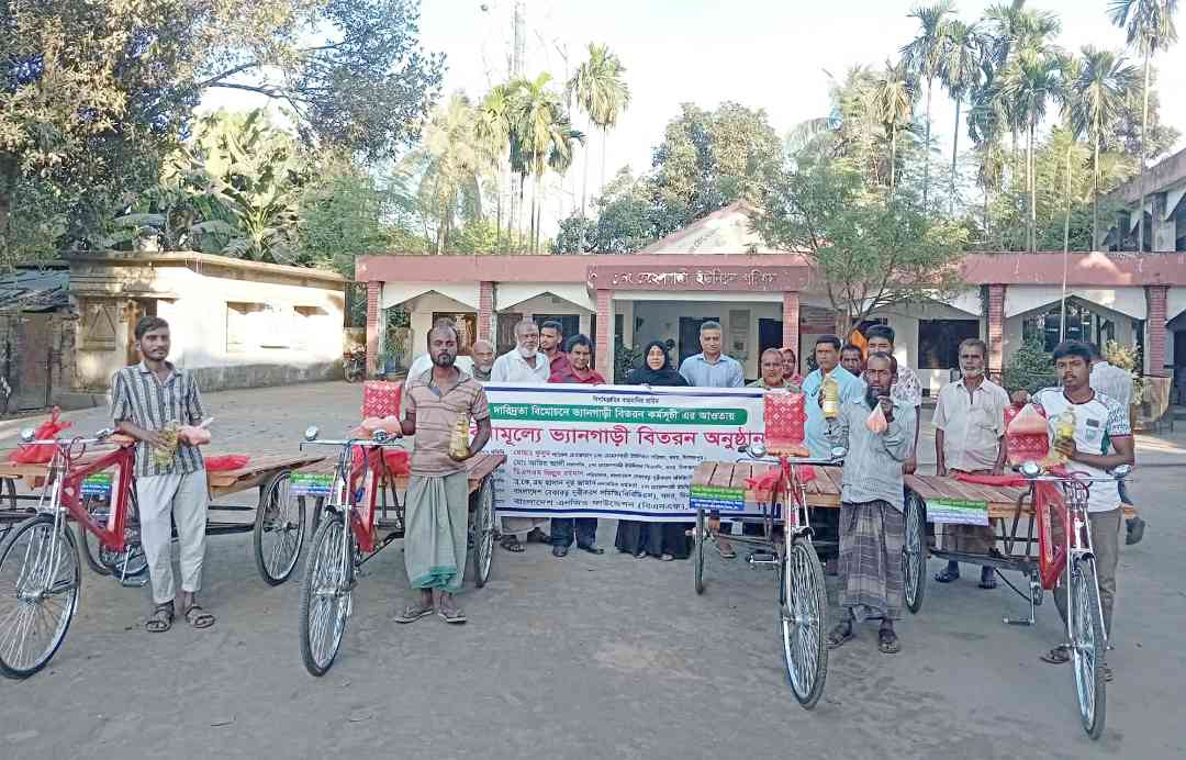 দিনাজপুরে বিবিডিএস’র উদ্যোগে দারিদ্রতা বিমোচনে বিনামূল্যে ভ্যানগাড়ী এবং খাদ্য সামগ্রী বিতরণ