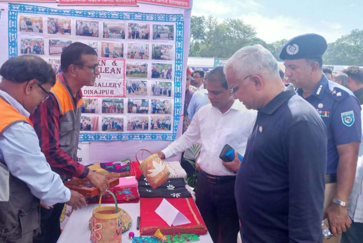বিরামপুরে জব ফেয়ার মেলায় সমাজকল্যাণ মন্ত্রীর ওয়ার্ল্ড ভিশনের স্টল পরিদর্শন 