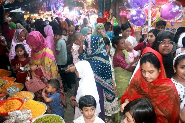 পুরুষেরা বাইরে, নারীদের পদচারণায় মুখর ফুলবাড়ি সুজাপুরের বউমেলা