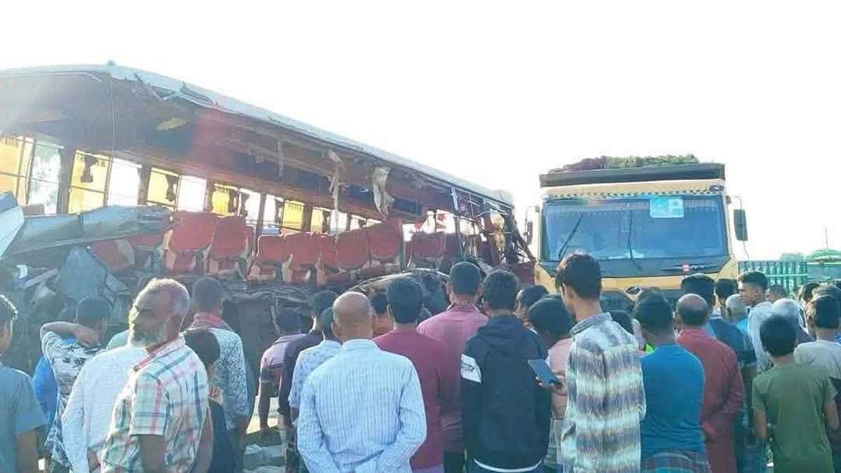 রংপুরে দাঁড়িয়ে থাকা ট্রাকে নৈশ কোচের ধাক্কায় নিহত ৪