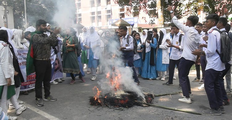 সহপাঠী ধর্ষণের বিচারের দাবিতে লালমনিরহাটে বিক্ষোভ ও মহাসড়ক অবরোধ