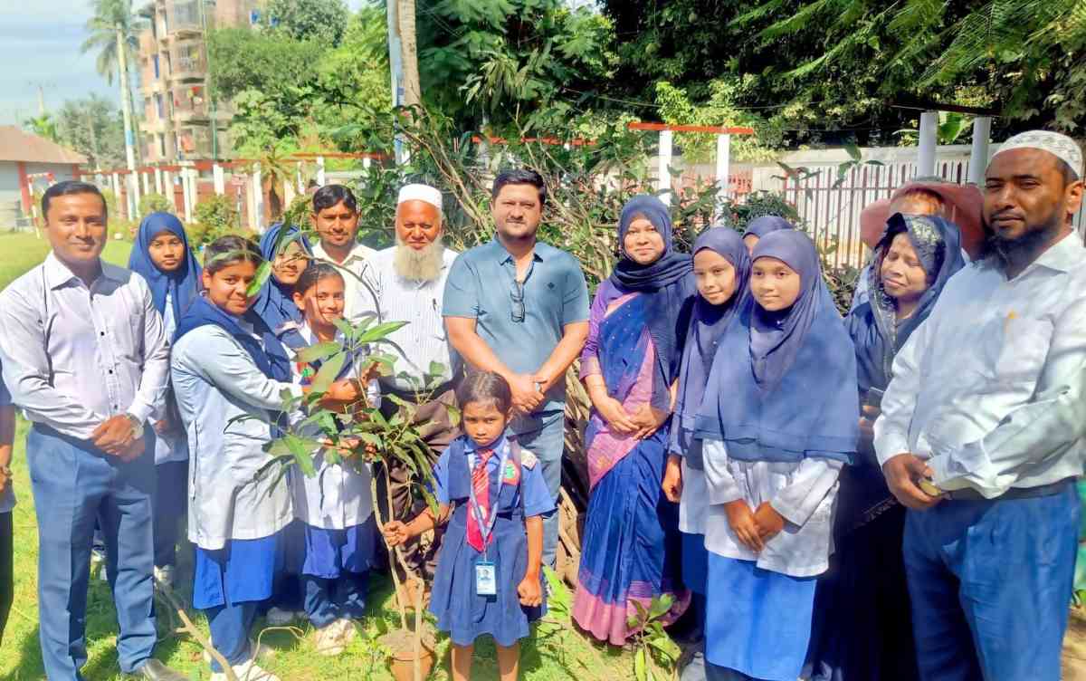 দিনাজপুরে শিক্ষার্থীদের মাঝে বিনামুল্যে গাছের চারা বিতরণ