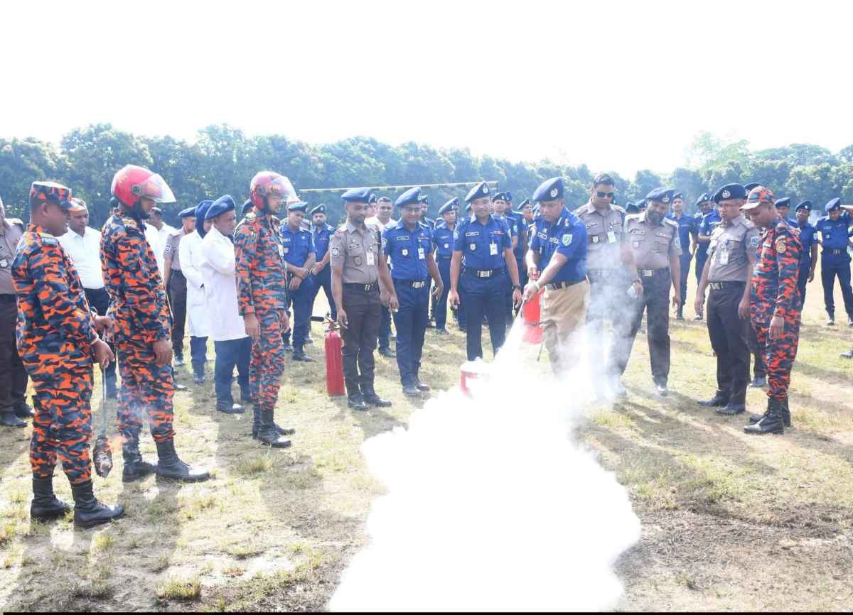 দিনাজপুর পুলিশ লাইন্সে অগ্নি প্রতিরোধ, নির্বাপণ ও উদ্ধার মহড়া অনুষ্ঠিত