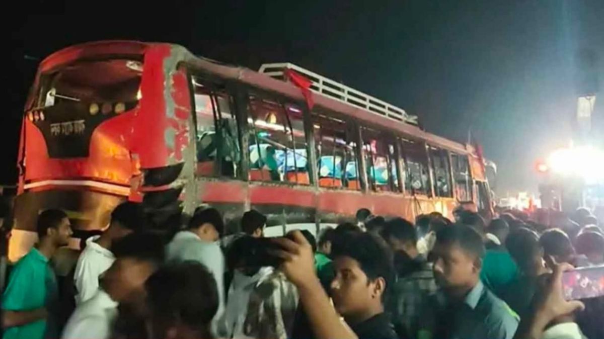 রংপুরের তারাগঞ্জে মহাসড়কে বাস উল্টে নিহত ১, আহত অন্তত ২০