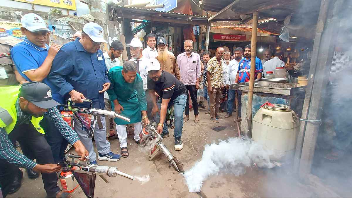 দিনাজপুরে ডেঙ্গু প্রতিরোধ ও সচেতনতামূলক লিফলেট এবং ক্রীড়া সামগ্রী বিতরণ