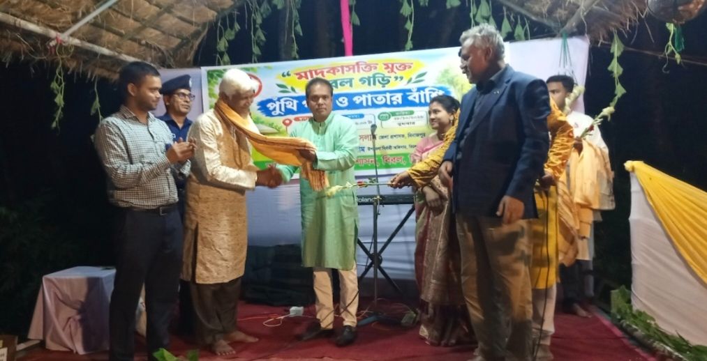 বিরলের ধর্মপুর শালবনে পুঁথিপাঠ ও পাতার বাঁশি পরিবেশন