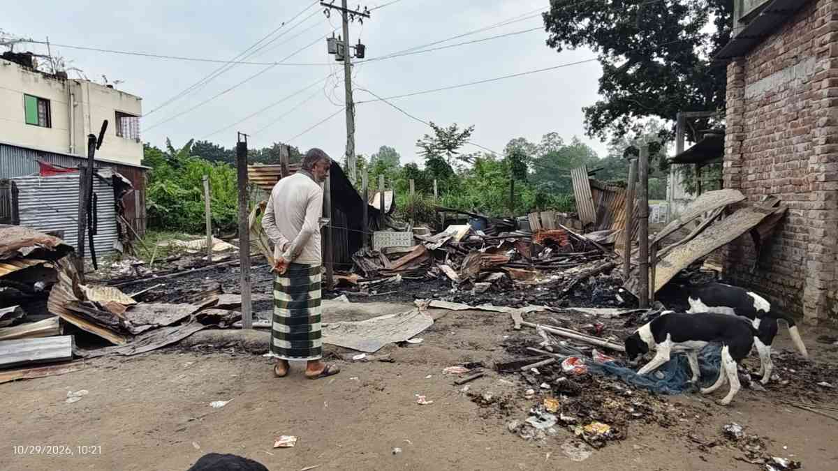 বিরামপুরে আগুনে পুড়ে ছাই ১০ বছরের স্বপ্ন, এক রাতেই নিঃস্ব দুই ব্যবসায়ী 
