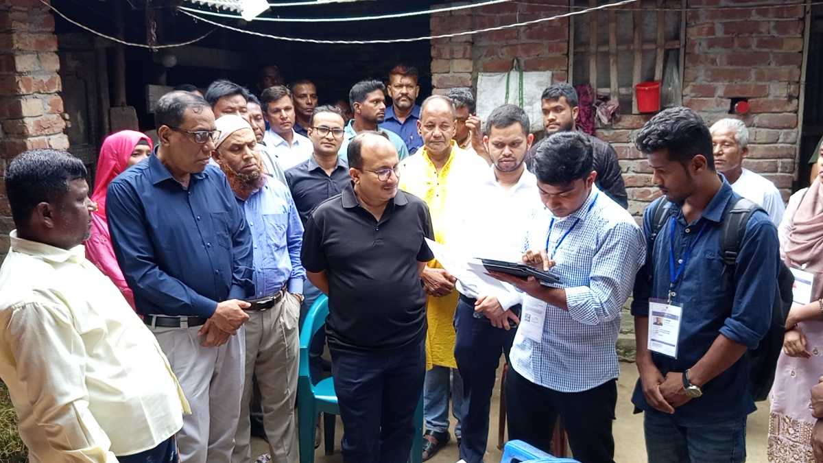 বিরলে সমাজসেবা অধিদপ্তরের মহাপরিচালকের ফ্যামিলি কার্ড কর্মসূচীর তথ্য সংগ্রহ কার্যক্রম সরজমিন পরিদর্শন