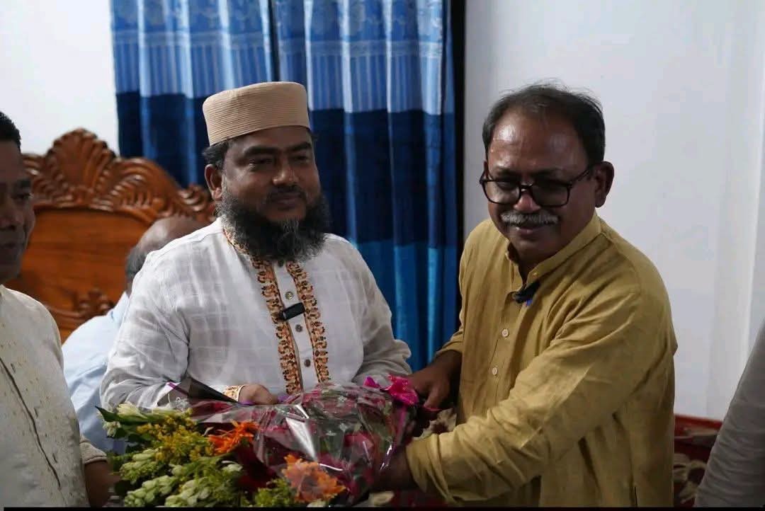 ঠাকুরগাঁওয়ে বিজয়ী প্রার্থী মির্জা ফয়সল ফুল ও মিষ্টি নিয়ে গেলেন পরাজিত প্রার্থী দেলাওয়ারের বাসায়